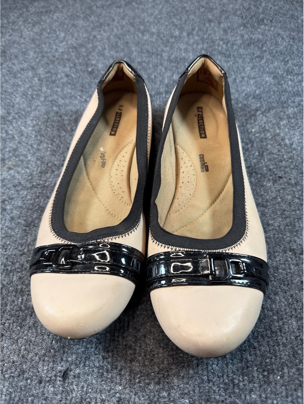Clarks Womens Ballet Flats Size 7.5 Beige Black Patent Leather Cap Toe